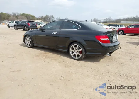 2013 Mercedes-Benz C 250 z USA, uszkodzony, nr VIN WDDGJ4HB7DG060773